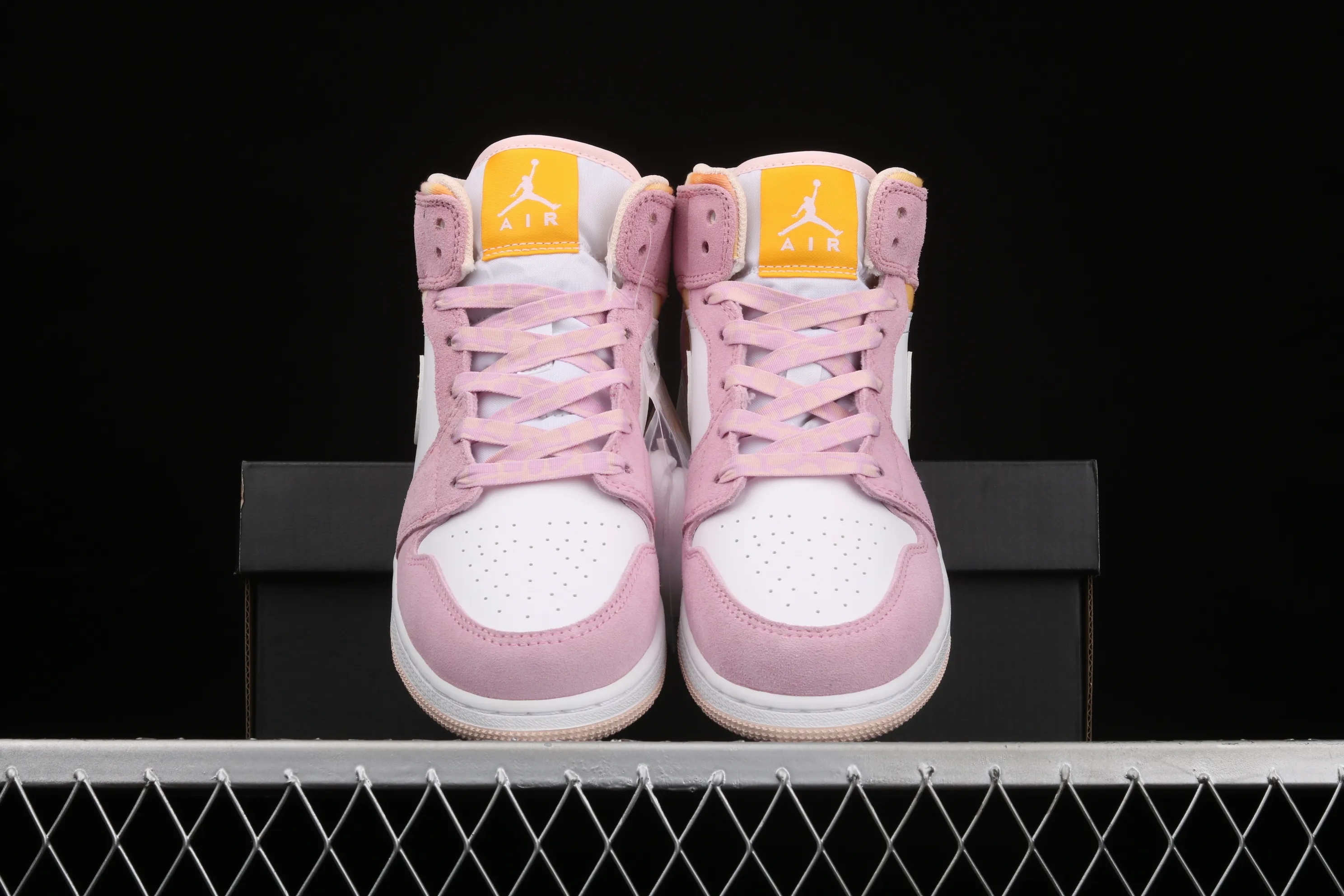 All categories Air Jordan Jordan series basketball shoes Air Jordan 1 Mid G version pure original Air Jordan 1 Mid AJ1 Joe 1 girl powder China basketball shoes DC9517-600